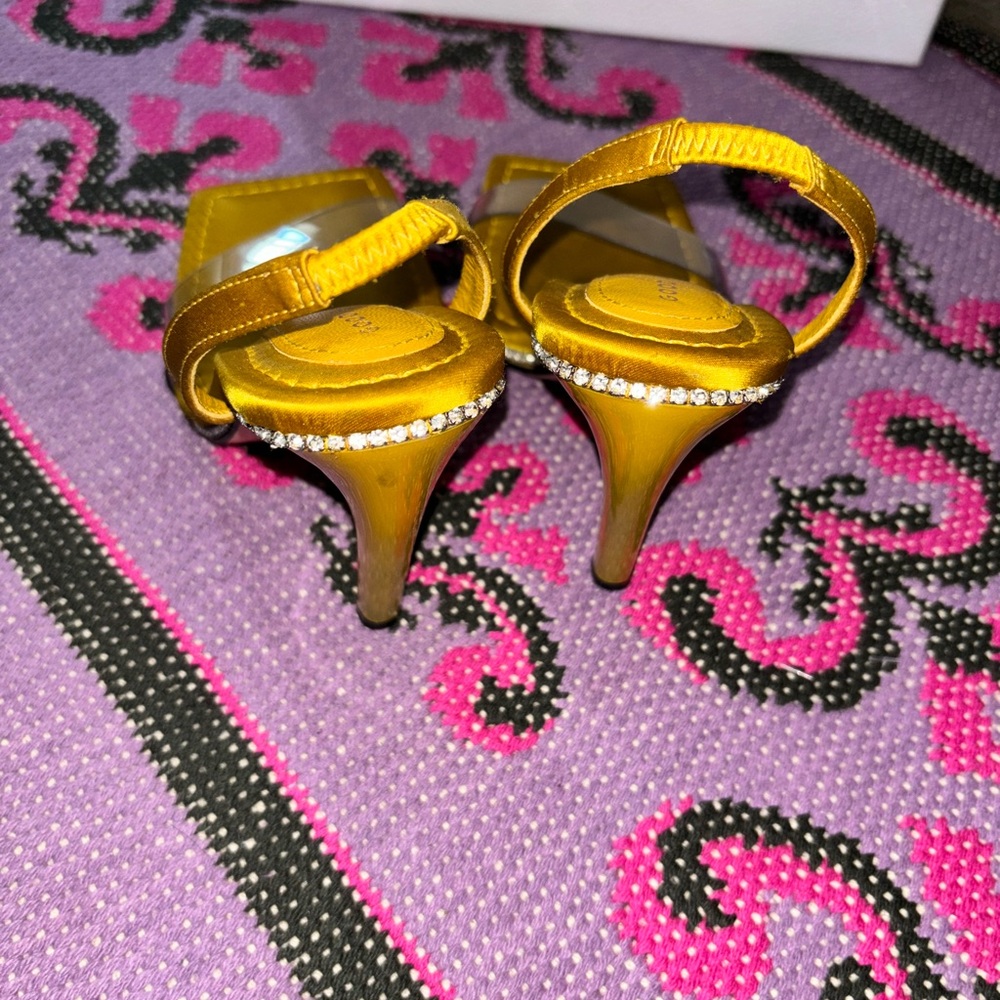 Yellow gold pumps